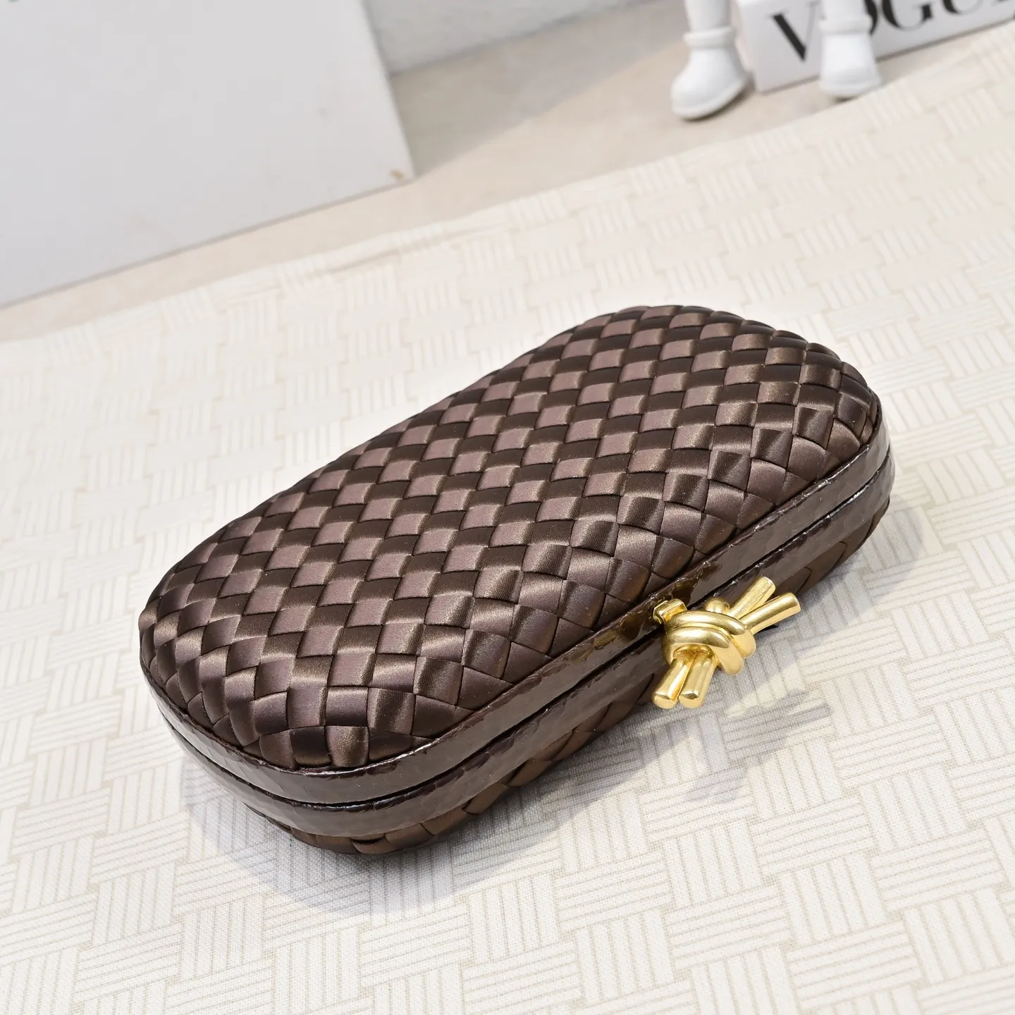 Batch 1460 #BV Knot woven evening bag series ~ Each bag reveals exquisite elegance💫Iconic classic silk weaving➕snake skin trimming with knot buckle, soft and delicate feel. The design is small and exquisite, low-key without logo, elegant and elegant. Paired with evening dress or cheongsam, it has the atmosphere of a famous and wealthy lady. Full of aura and invincible texture💃 Model: 7622 Dimensions: 20x12x5.5